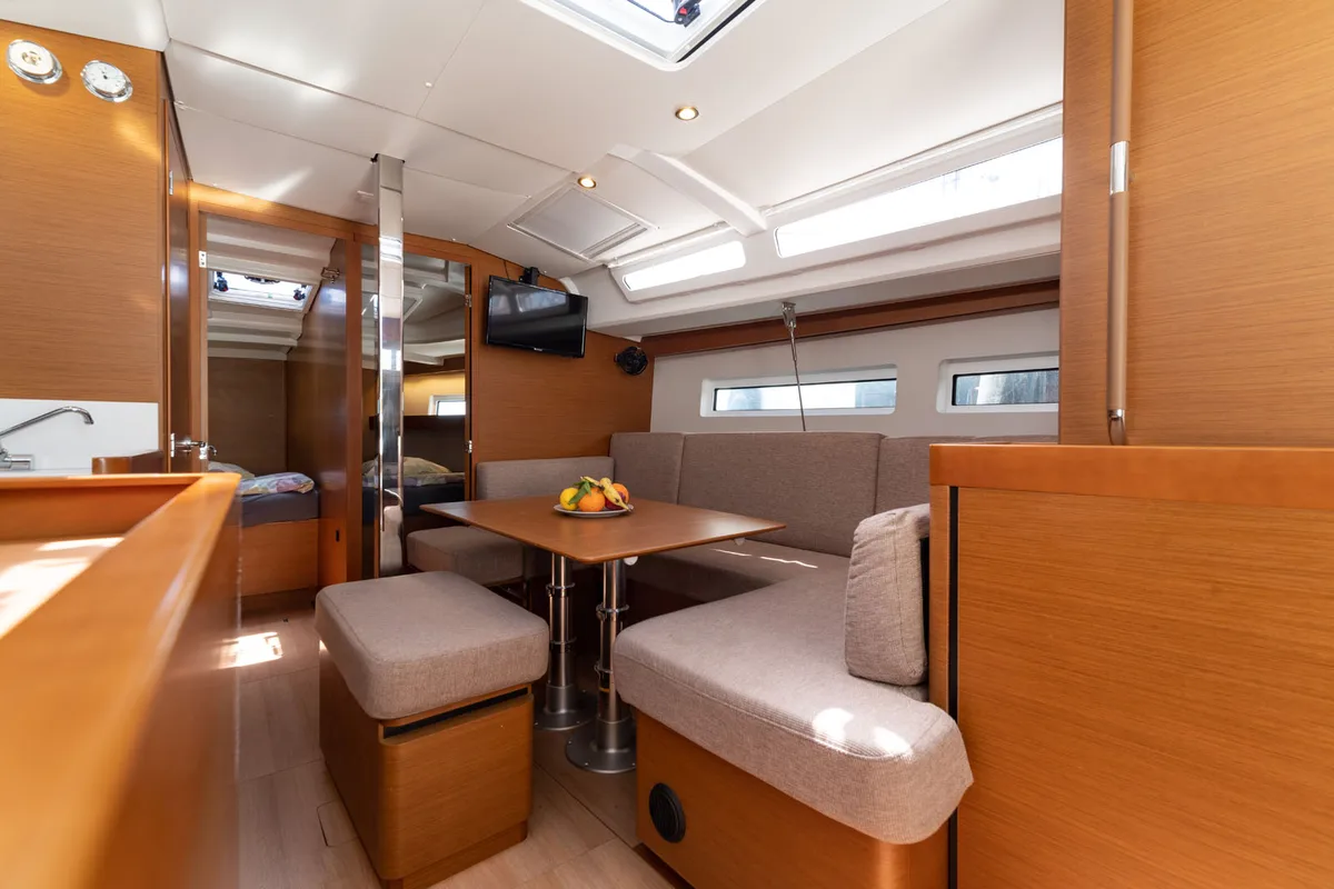 Salon of free elli, a Jeanneau Sun Odyssey 440 sailboat at Felanitx, Spain
