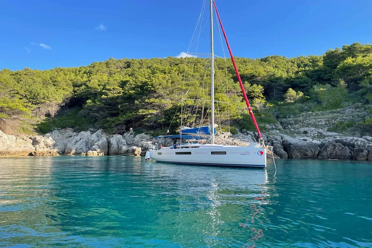 Exterior view of Sunsail 44 SO Classic, a Jeanneau Sun Odyssey 440 sailboat at Marigot, France