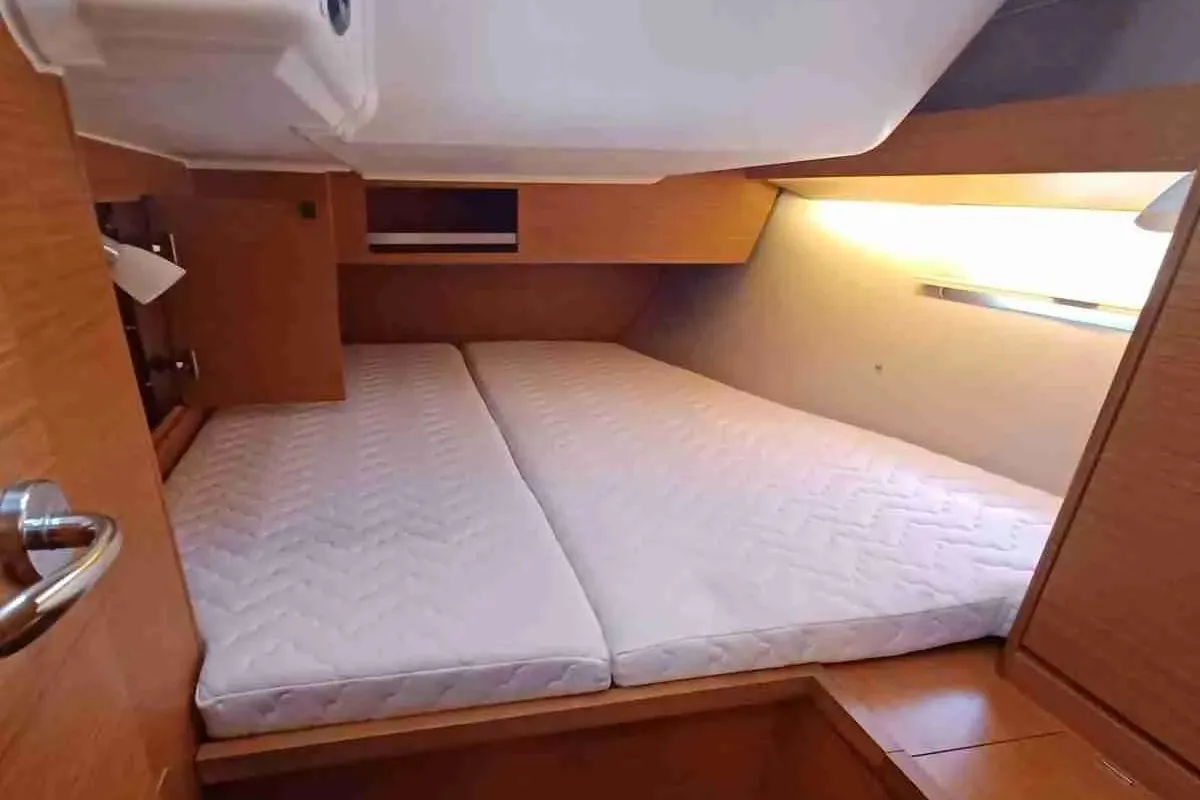 Cabin on Malimè, a Dufour 430 sailboat at Procida, Italy