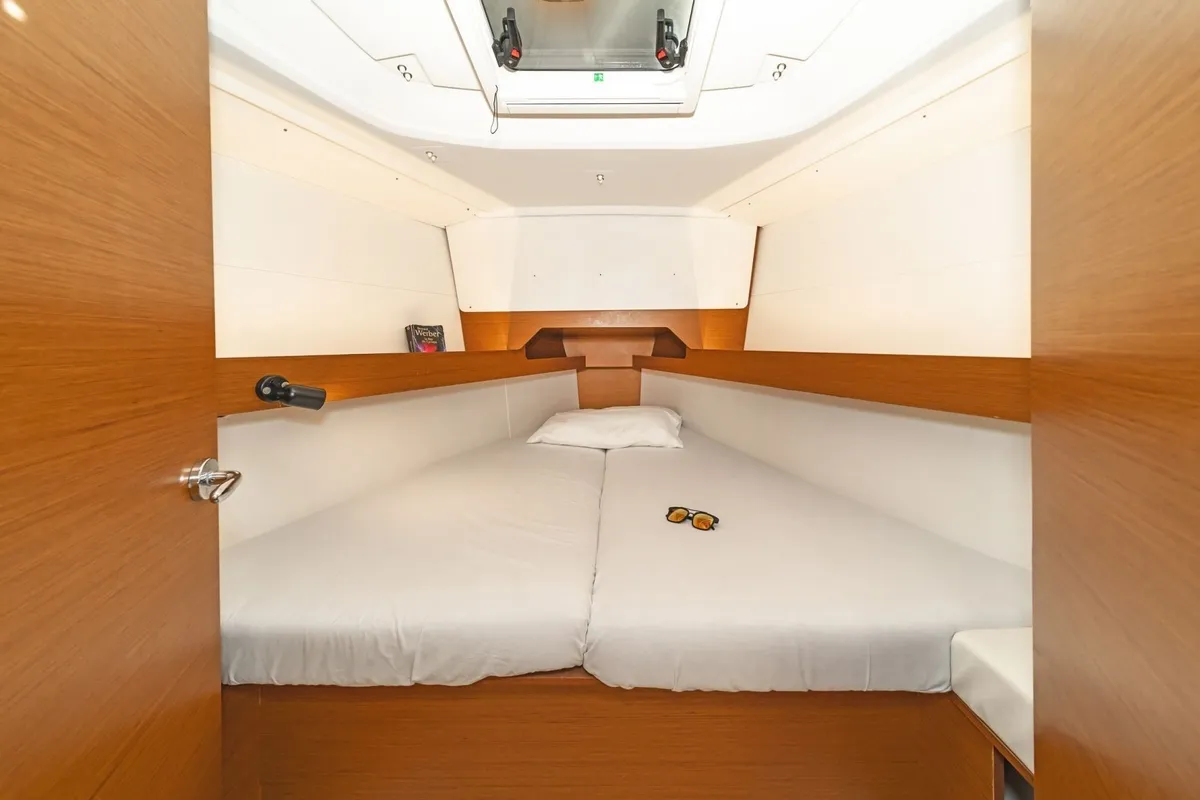 Cabin on AGIOS NIKOLAOS, a Jeanneau Sun Odyssey 349 sailboat at Volos, Greece
