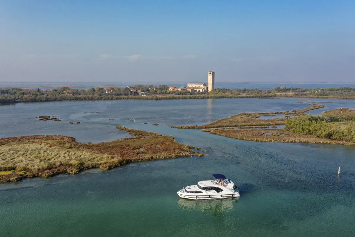 09, a Houseboat Holidays Italia S.R.L. Minuetto 8 motor yacht at Casier, Italy