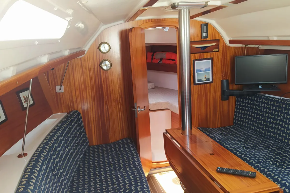 Salon of Esperanza, a Dufour 32 sailboat at Matosinhos, Portugal