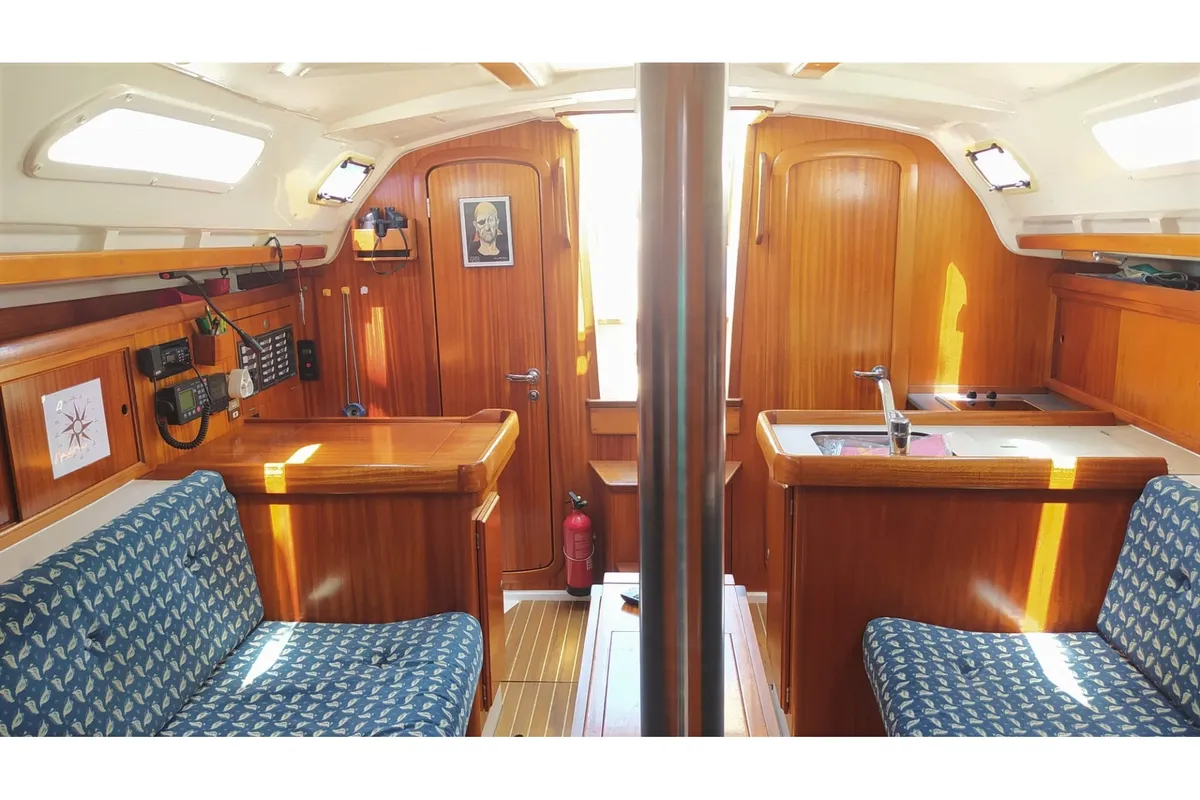 Salon of Esperanza, a Dufour 32 sailboat at Matosinhos, Portugal