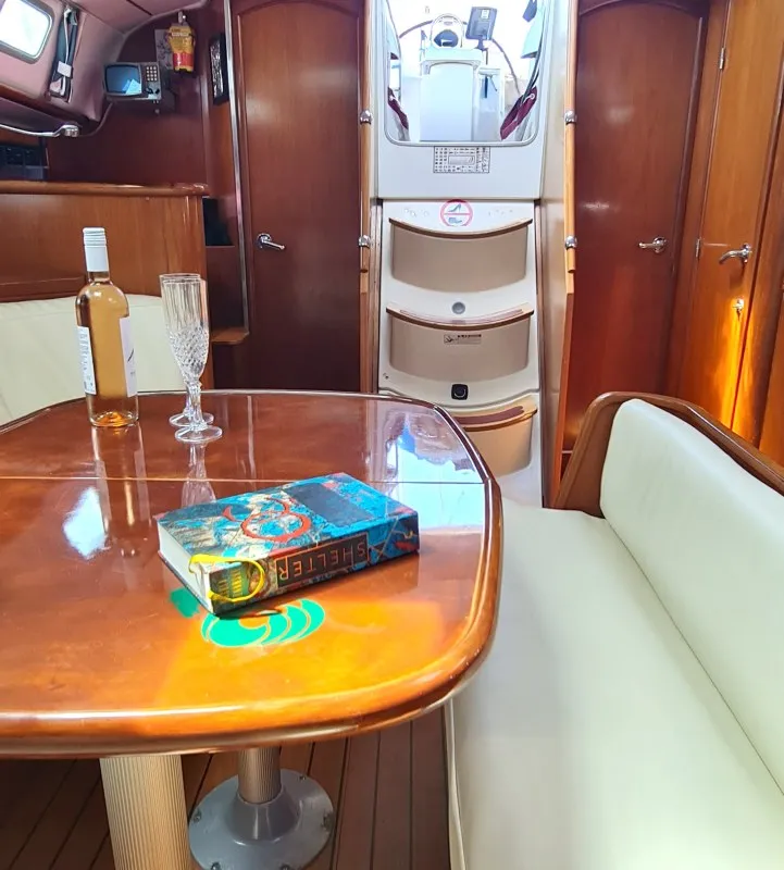 Salon of Erika, a Beneteau Oceanis Clipper 411 sailboat at Volos, Greece