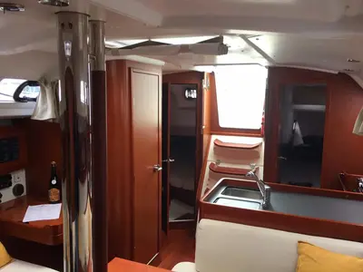 Salon of Chifoumi, a Dufour 375 Grand Large sailboat at Kerners, France