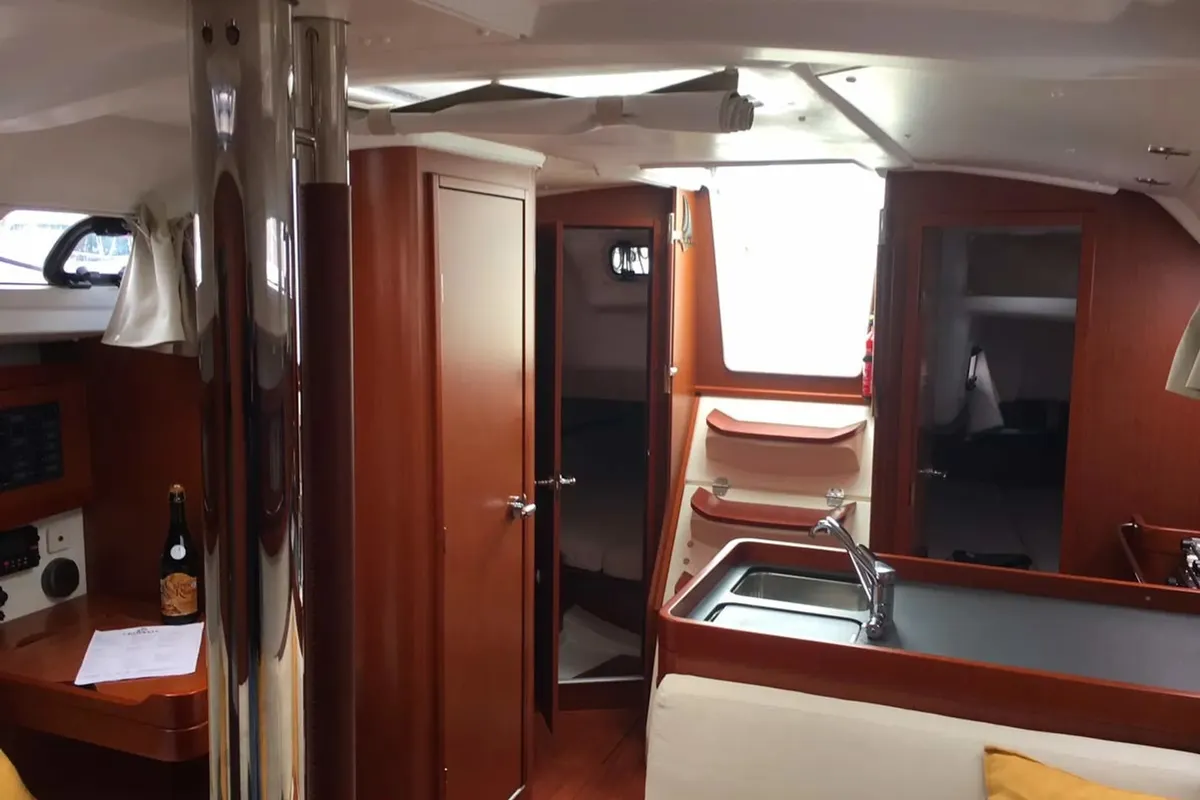 Salon of Chifoumi, a Dufour 375 Grand Large sailboat at Kerners, France