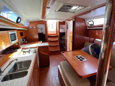 Salon of Chifoumi, a Dufour 375 Grand Large sailboat at Kerners, France