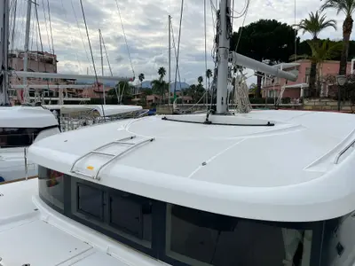 Deck of Senza Meta, a Lagoon 40 catamaran at Tonnarella, Italy