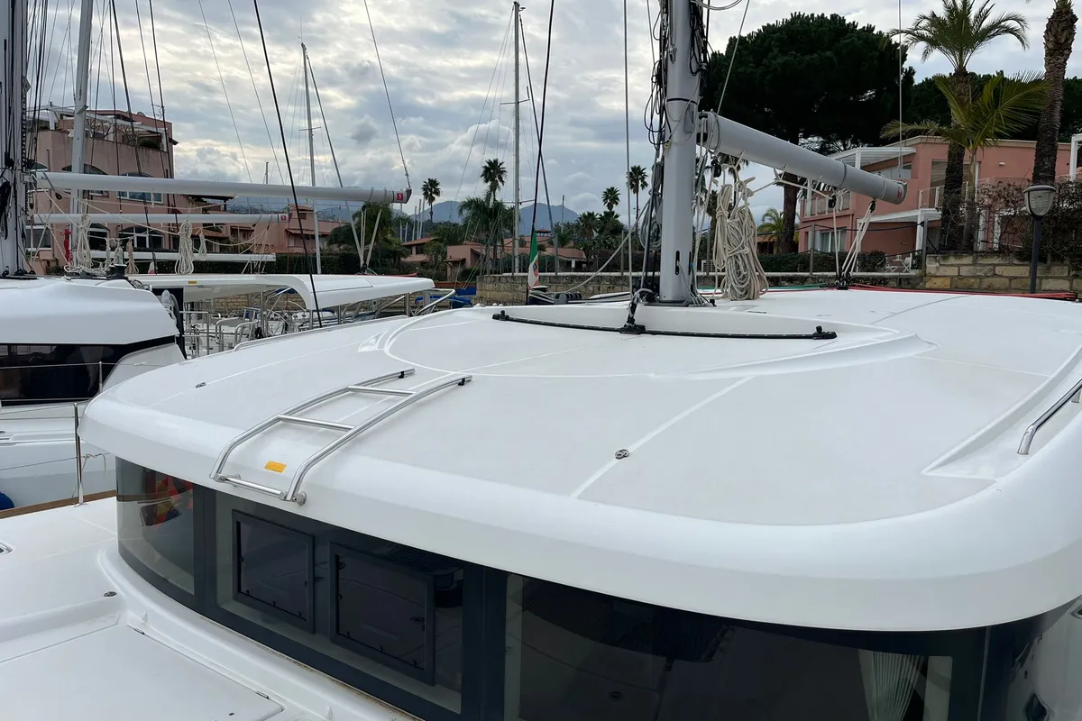 Deck of Senza Meta, a Lagoon 40 catamaran at Tonnarella, Italy