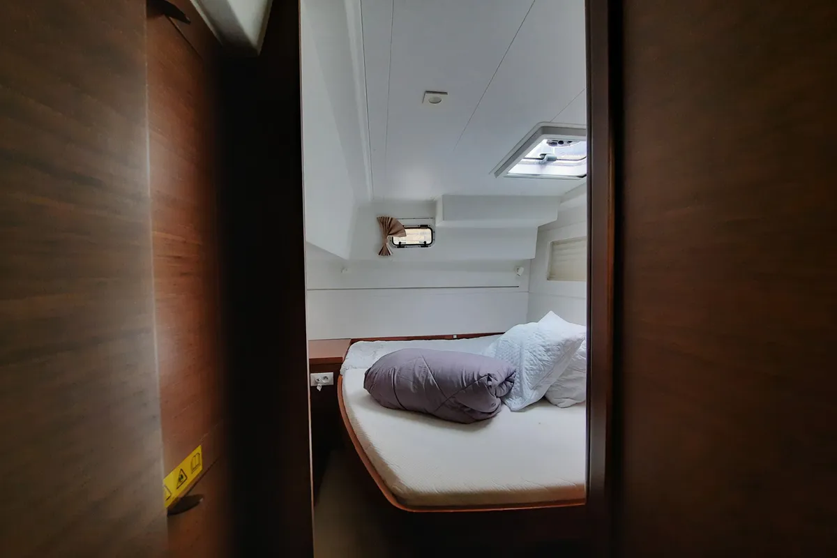 Cabin on Senza Meta, a Lagoon 40 catamaran at Tonnarella, Italy