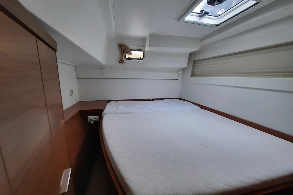 Cabin on Senza Meta, a Lagoon 40 catamaran at Tonnarella, Italy