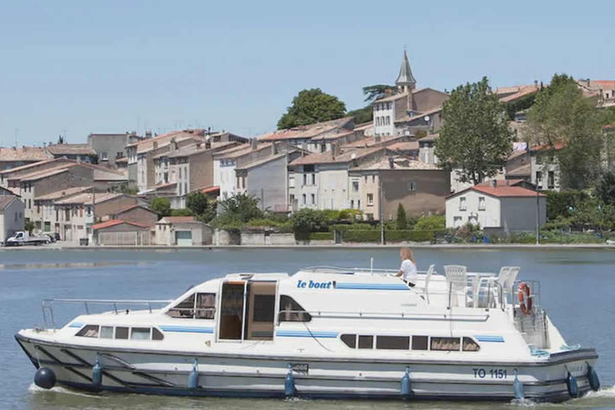 Exterior view of Royal Classique - Comfort 16, a Cygnet Royal Classique motorboat at Portiragnes, France