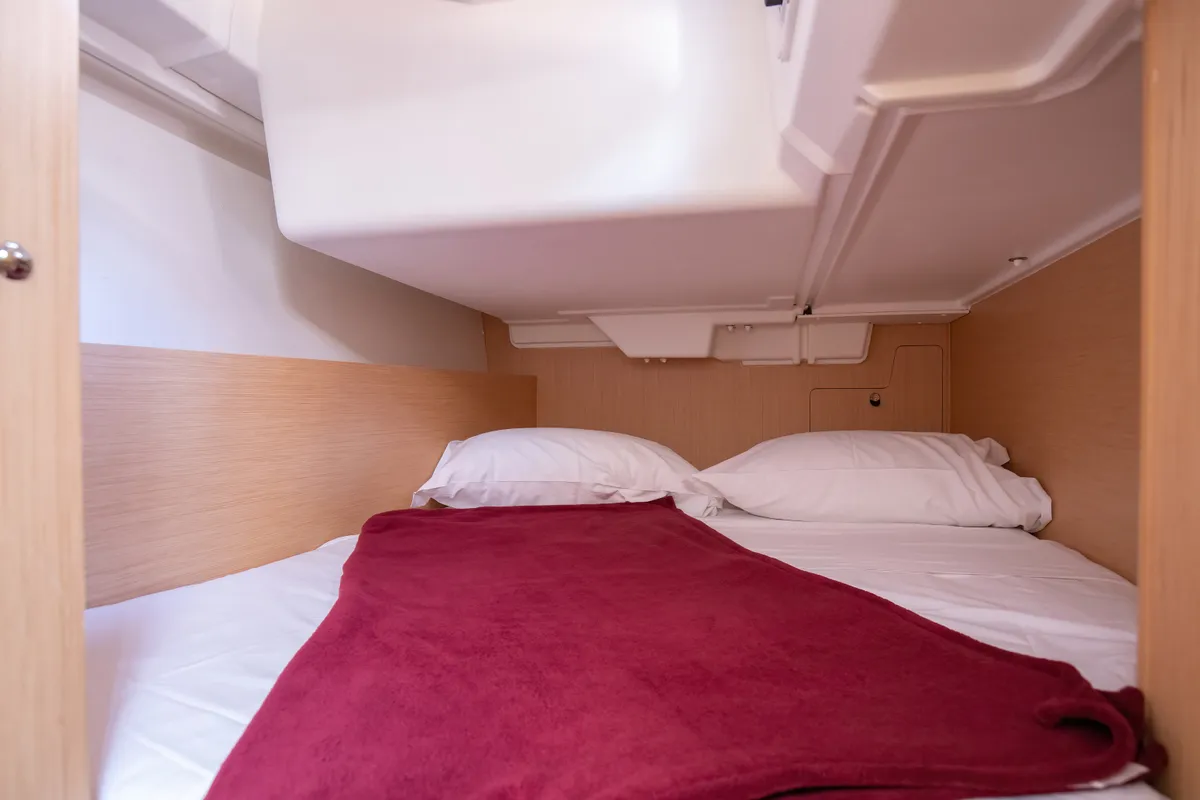 Cabin on Levante, a Beneteau Oceanis 35.1 sailboat at Tonnarella, Italy