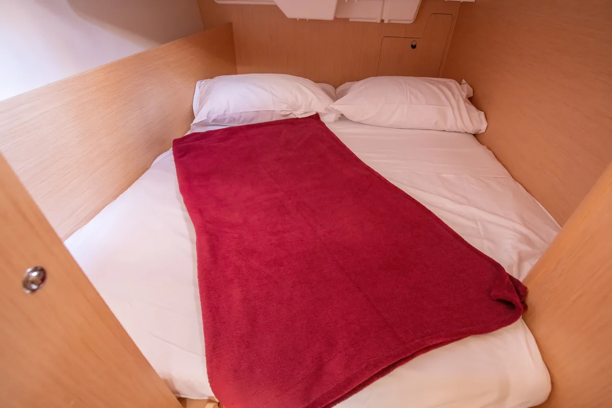 Cabin on Levante, a Beneteau Oceanis 35.1 sailboat at Tonnarella, Italy