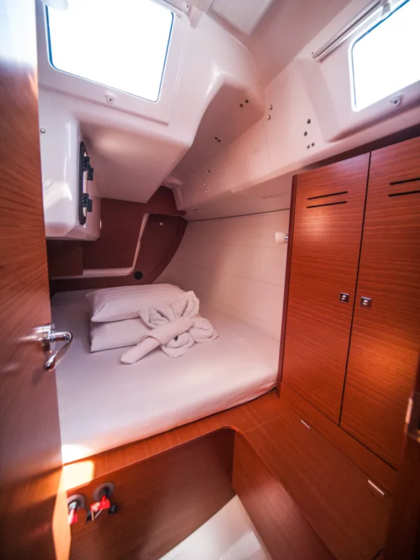 Cabin on Ida, a Dufour 350 GL sailboat at Primošten, Croatia