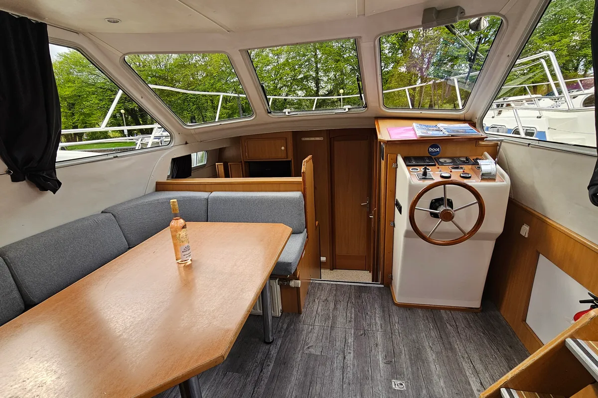 Cockpit of Artemis, a Gulet Tarpon 37 N motorboat at Lübz, Germany