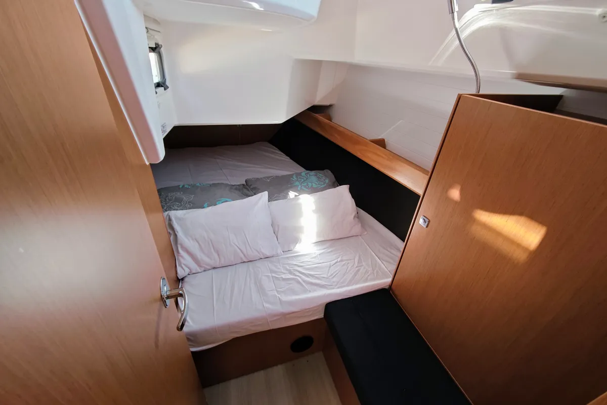 Cabin on Mai Tai, a Bavaria Cruiser 37 sailboat at Općina Sukošan, Croatia