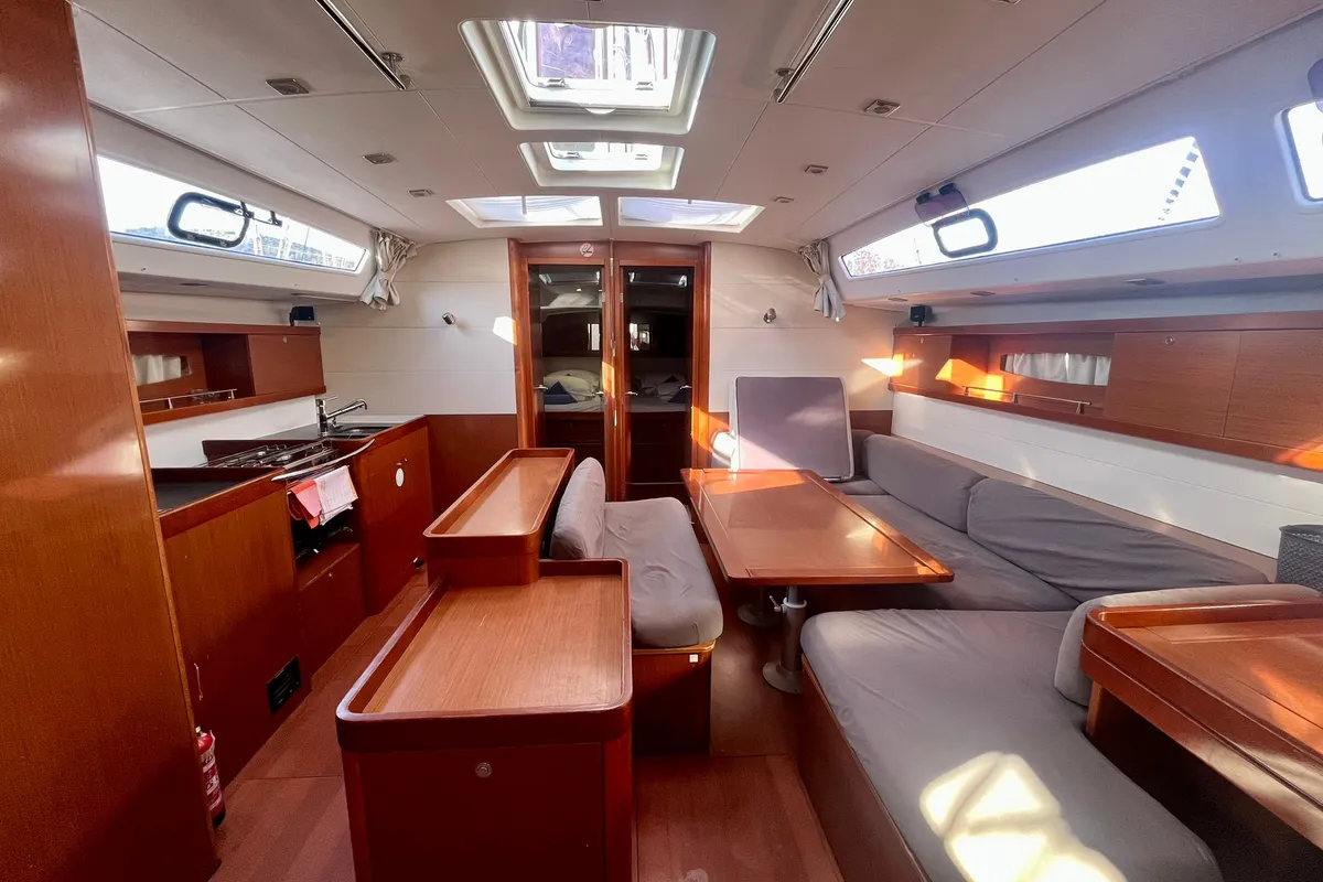 Salon of La Stella, a Beneteau Oceanis 50 Family sailboat at Općina Marina, Croatia