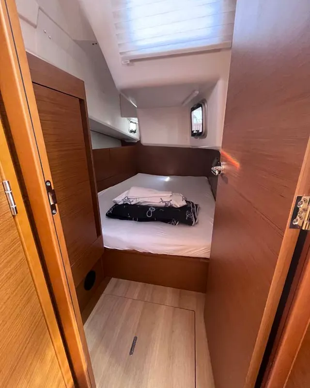 Cabin on Tu Tamo 3, a Jeanneau Sun Odyssey 410 sailboat at Grad Pula, Croatia