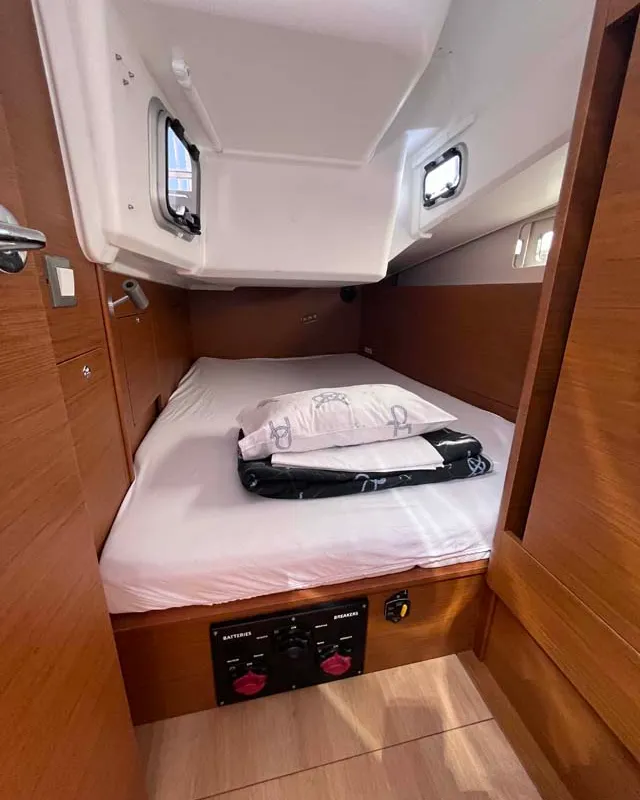Cabin on Tu Tamo 3, a Jeanneau Sun Odyssey 410 sailboat at Grad Pula, Croatia