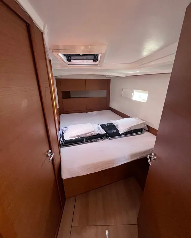 Cabin on Tu Tamo 3, a Jeanneau Sun Odyssey 410 sailboat at Grad Pula, Croatia