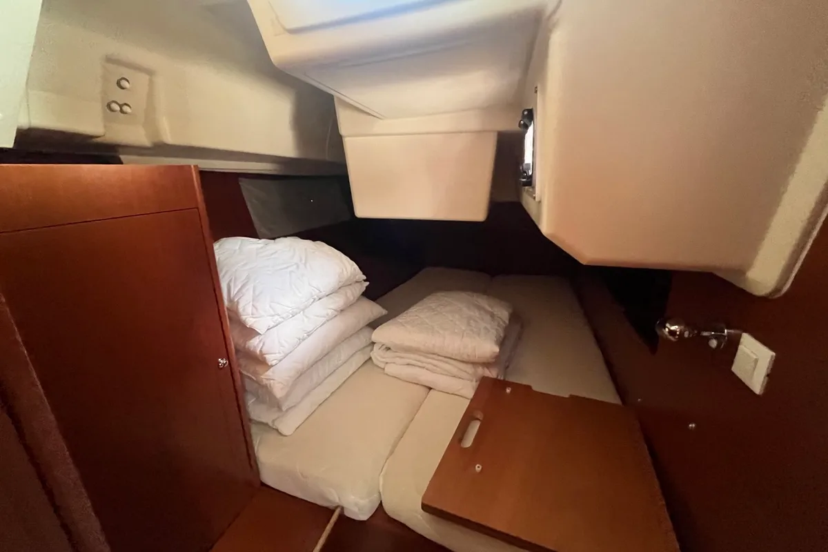 Cabin on BUGA, a Beneteau Oceanis 41.1 sailboat at Sukošan, Croatia