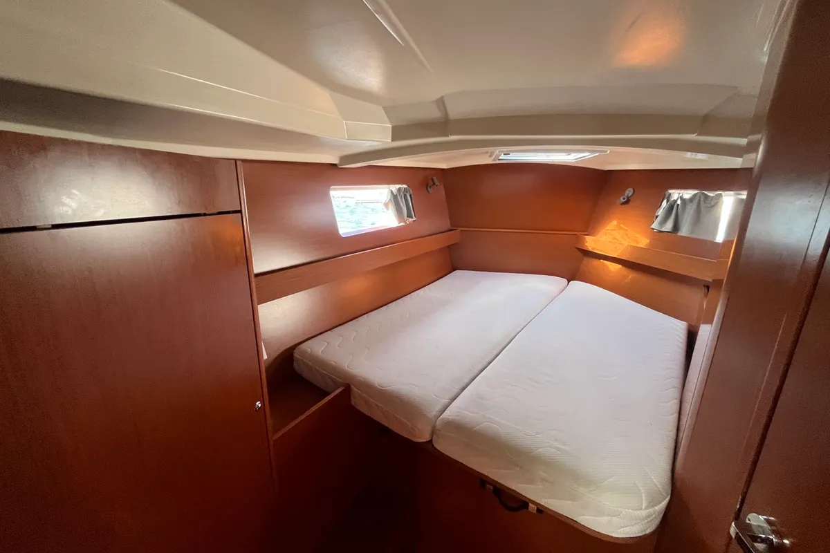 Cabin on BUGA, a Beneteau Oceanis 41.1 sailboat at Sukošan, Croatia