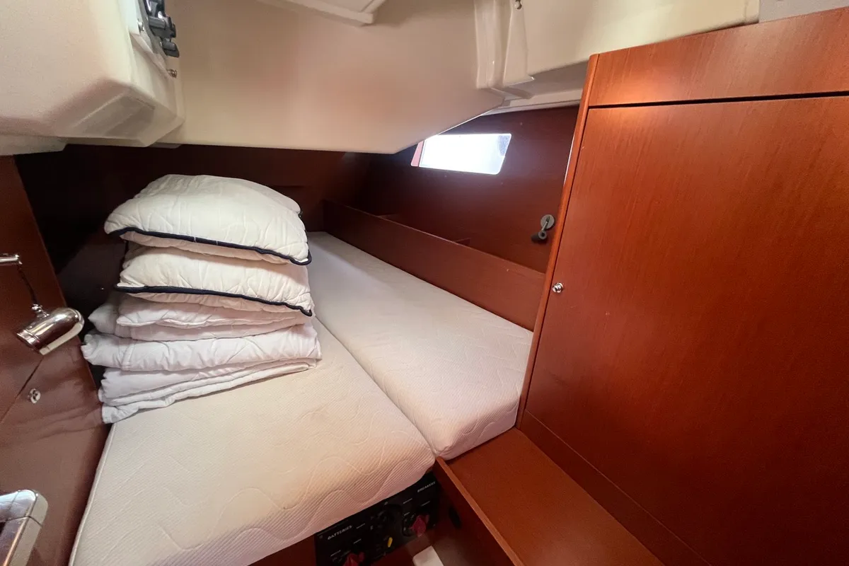 Cabin on BUGA, a Beneteau Oceanis 41.1 sailboat at Sukošan, Croatia