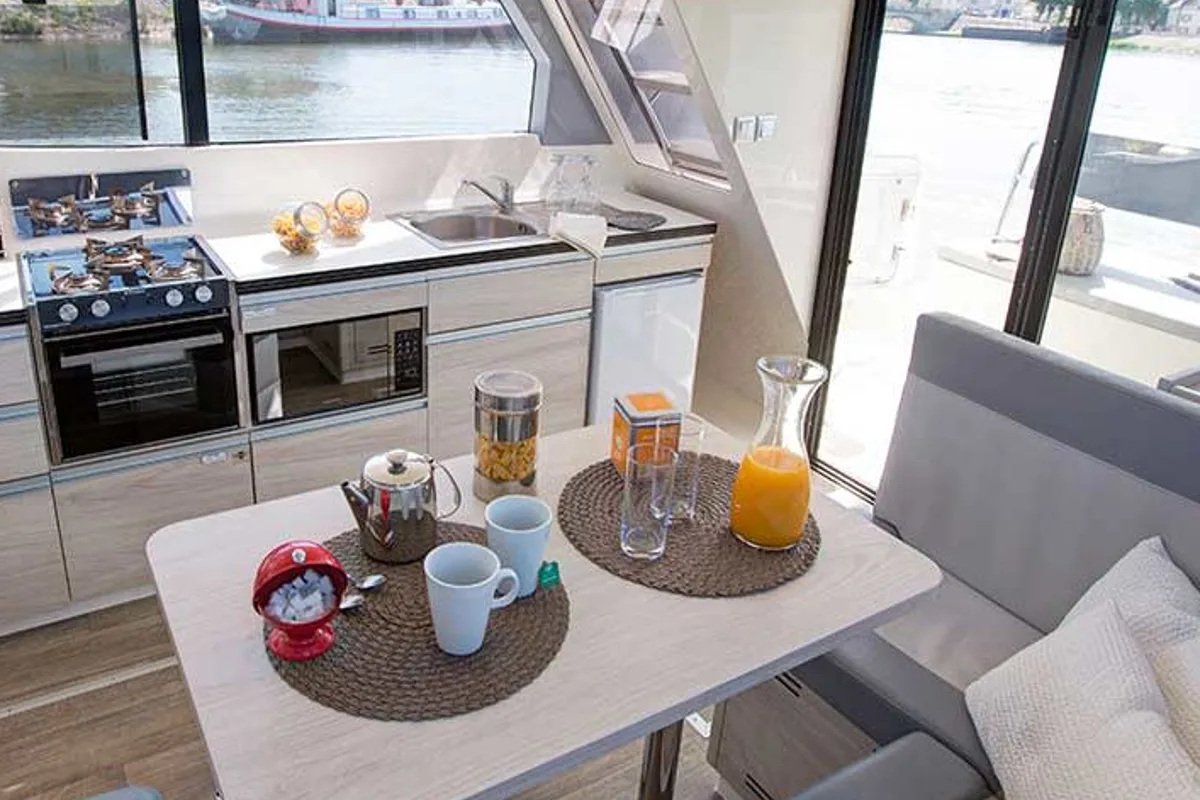 Salon of Horizon 2 - Premier 37, a Cygnet Horizon 2 motorboat at Homps, France