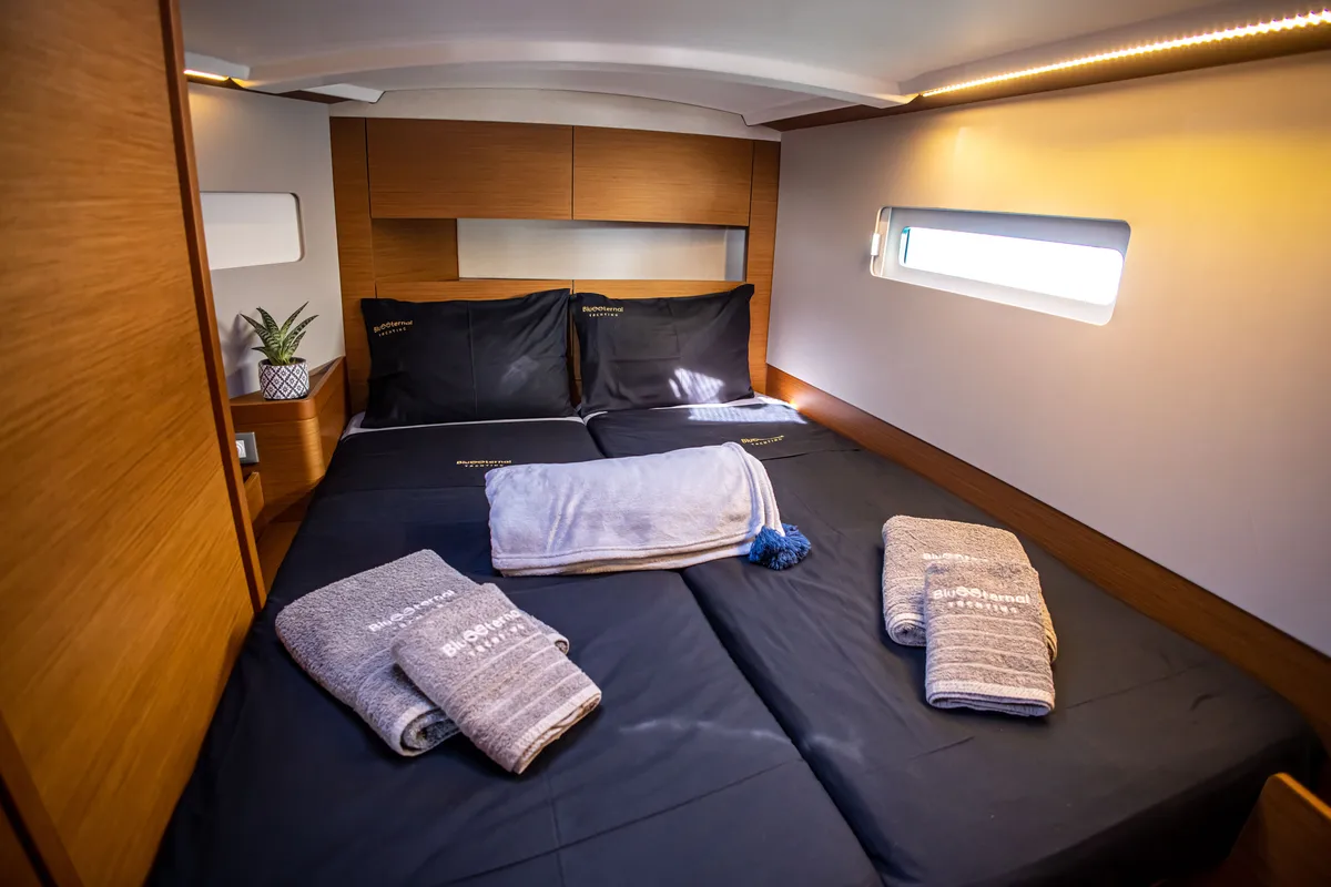 Cabin on Psi Octantis, a Jeanneau Sun Odyssey 410 sailboat at Preveza, Greece