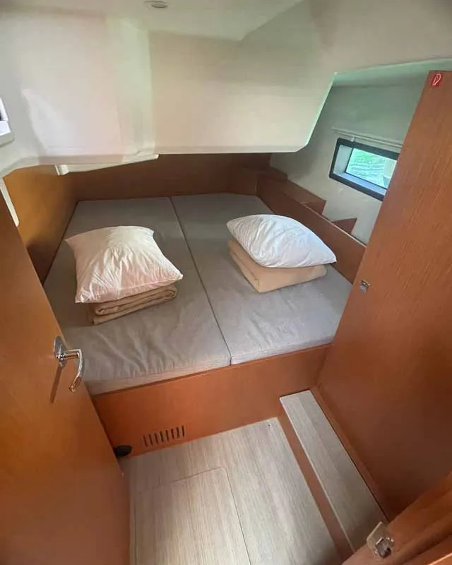 Cabin on Paella, a Bavaria C42 sailboat at Figari/Golfo Aranci, Italy
