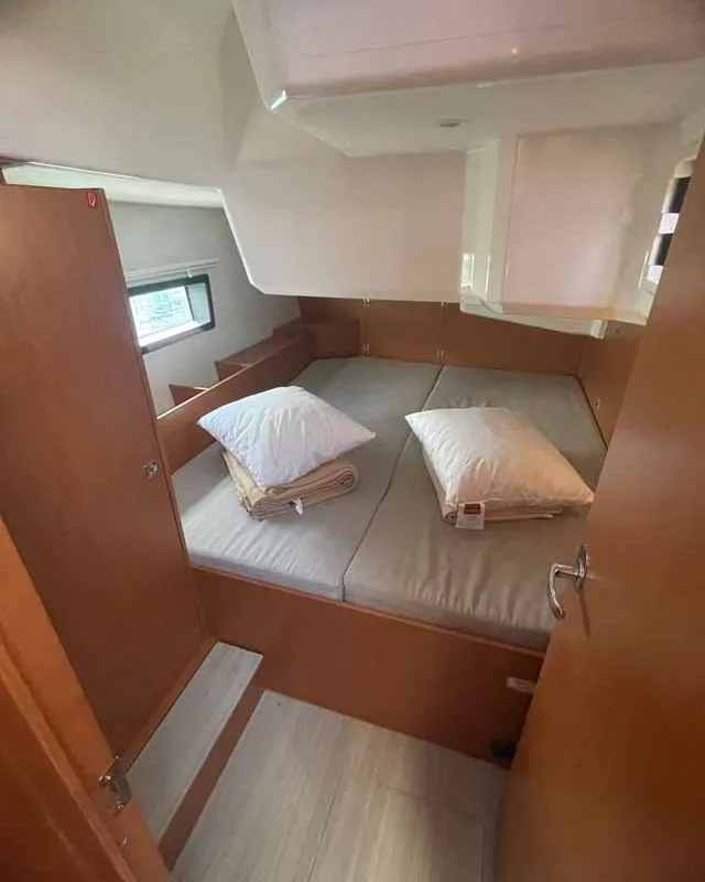 Cabin on Paella, a Bavaria C42 sailboat at Figari/Golfo Aranci, Italy
