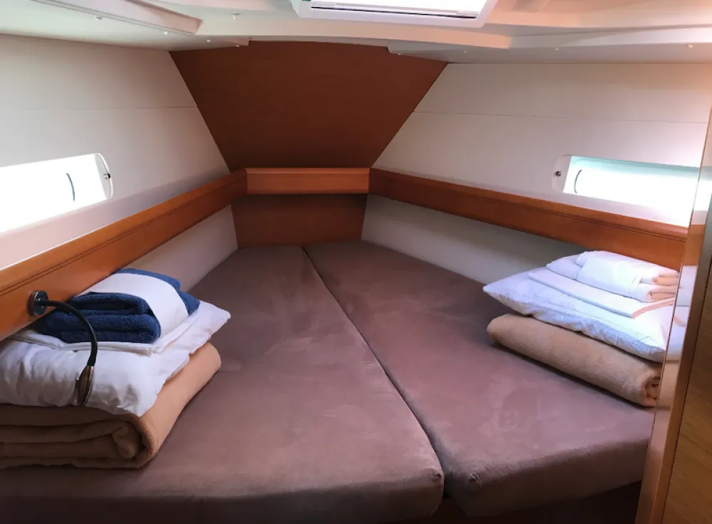 Cabin on Korinne, a Jeanneau Sun Odyssey 409 sailboat at Kontokali, Greece