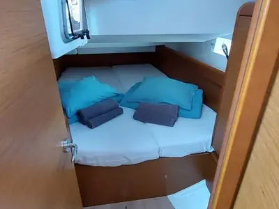 Cabin on Para elli, a Jeanneau Sun Odyssey 419 sailboat at San Miguel de Abona, Spain