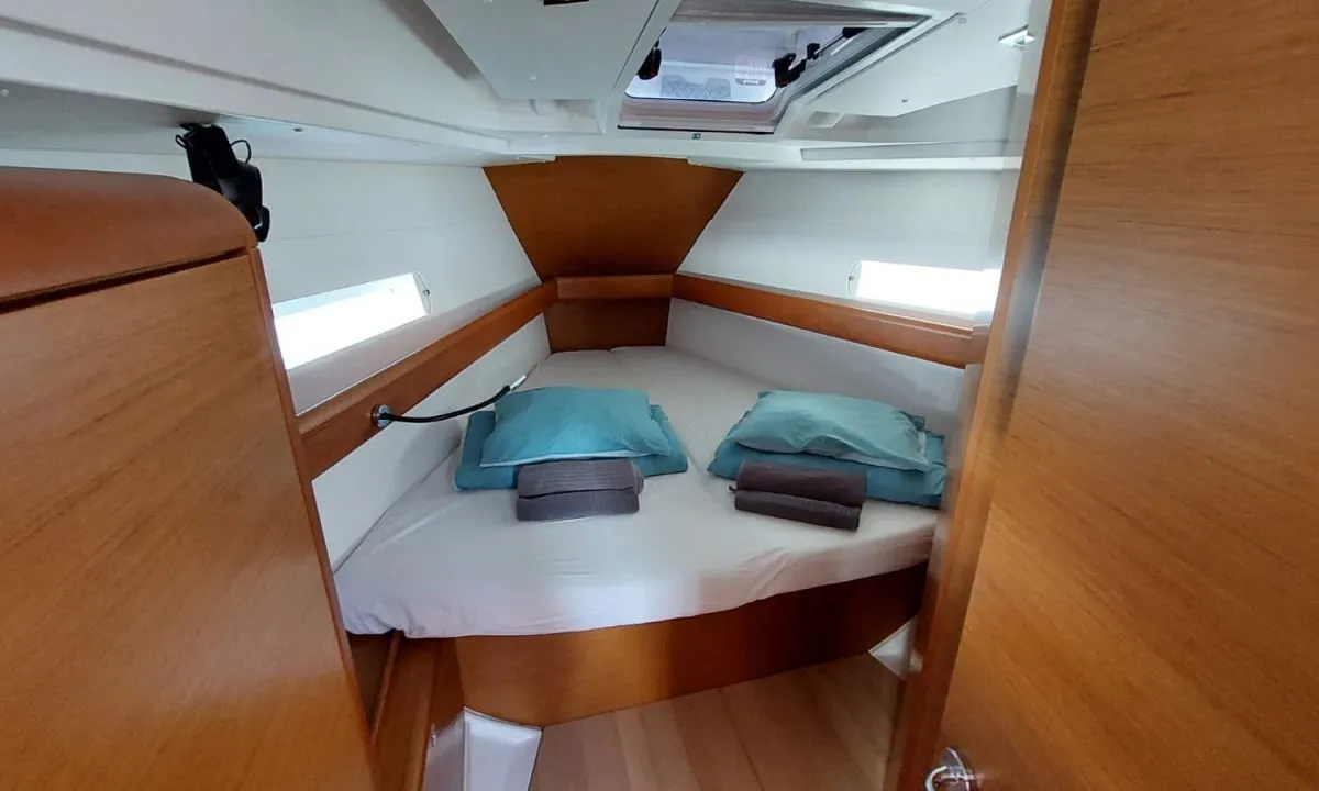 Cabin on Para elli, a Jeanneau Sun Odyssey 419 sailboat at San Miguel de Abona, Spain