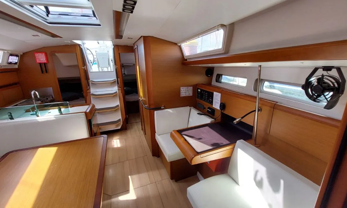 Salon of Para elli, a Jeanneau Sun Odyssey 419 sailboat at San Miguel de Abona, Spain