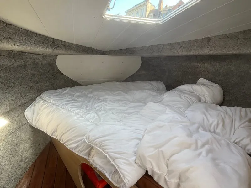 Cabin on Pop, a Nicols Sedan 800 motorboat at Sablé-sur-Sarthe, France