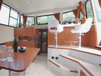 Salon of Minuetto, a Cygnet Minuetto 6+ motorboat at Casier, Italy