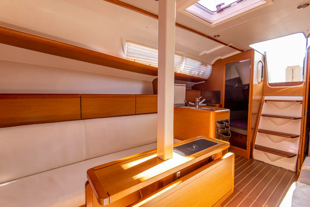 Salon of Ribellina, a Jeanneau Sun Odyssey 33i sailboat at San Vincenzo, Italy