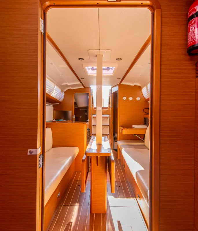 Salon of Ribellina, a Jeanneau Sun Odyssey 33i sailboat at San Vincenzo, Italy