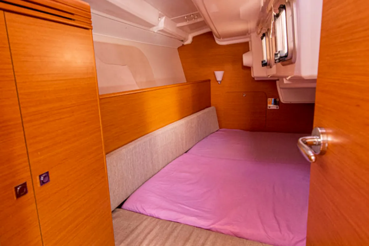 Cabin on Ribellina, a Jeanneau Sun Odyssey 33i sailboat at San Vincenzo, Italy