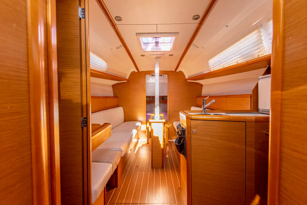 Salon of Ribellina, a Jeanneau Sun Odyssey 33i sailboat at San Vincenzo, Italy
