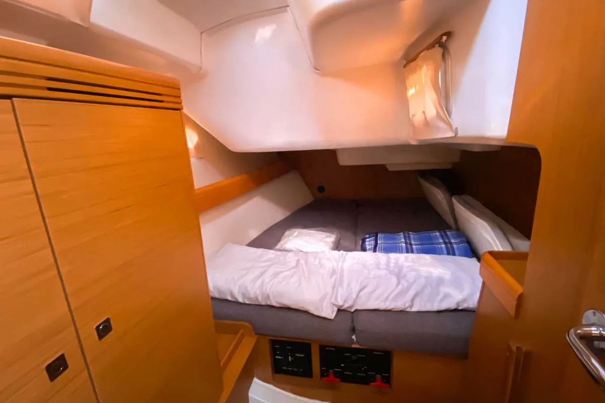 Cabin on Cassiopea, a Jeanneau Sun Odyssey 42 i sailboat at Fezzano, Italy