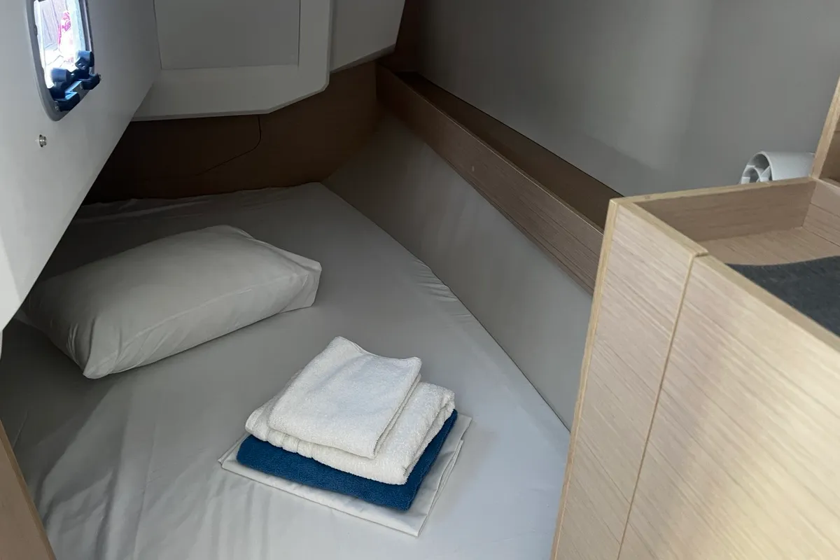 Cabin on Agavi, a Beneteau Oceanis 30.1 sailboat at Volos, Greece