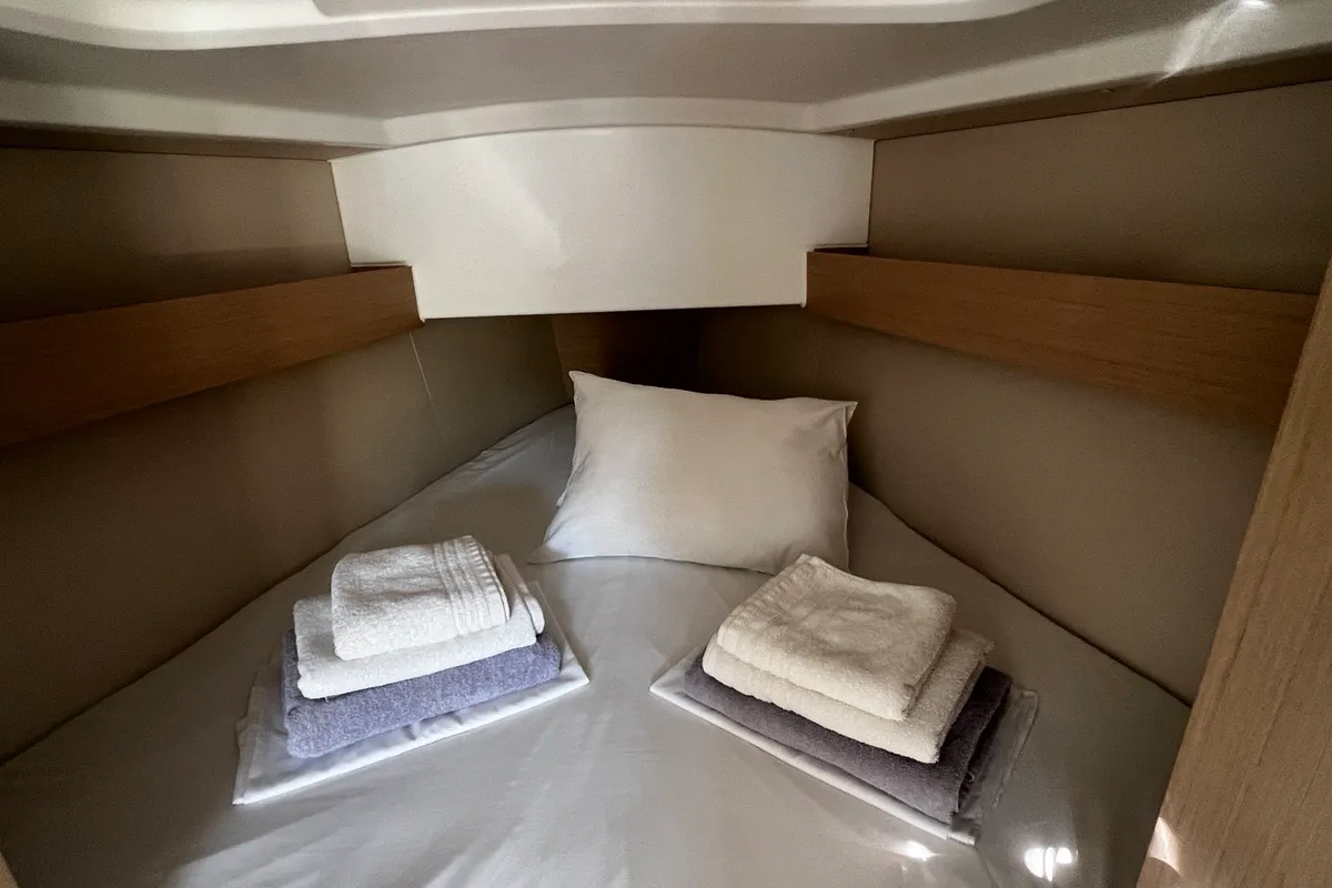Cabin on Agavi, a Beneteau Oceanis 30.1 sailboat at Volos, Greece