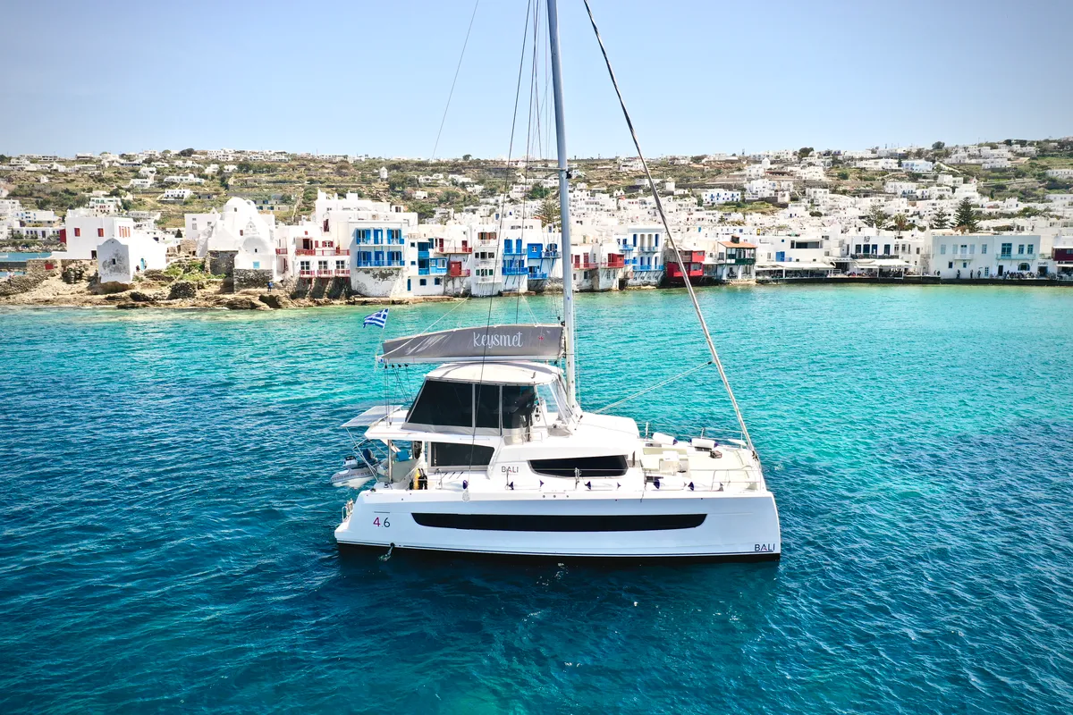 Exterior view of Keysmet, a Bali 4.6 catamaran at Agios Stefanos, Greece
