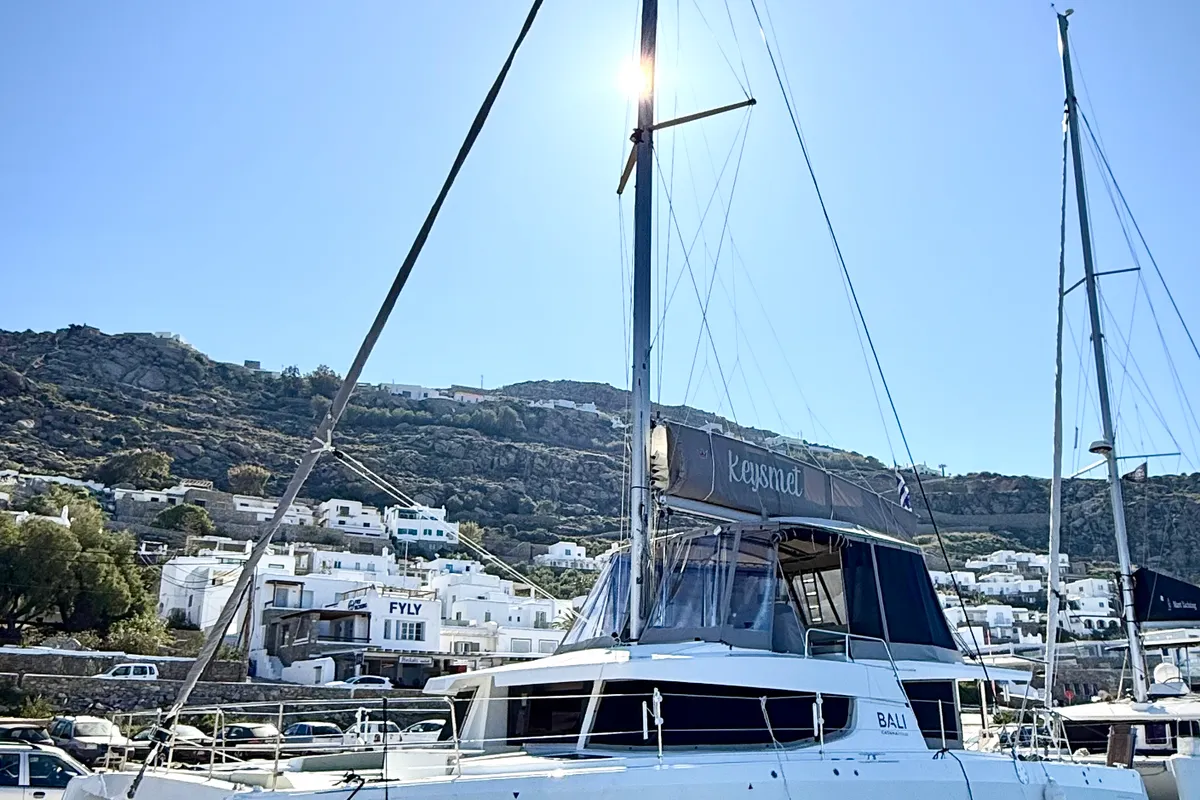 Exterior view of Keysmet, a Bali 4.6 catamaran at Agios Stefanos, Greece