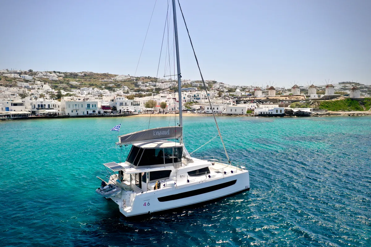 Exterior view of Keysmet, a Bali 4.6 catamaran at Agios Stefanos, Greece
