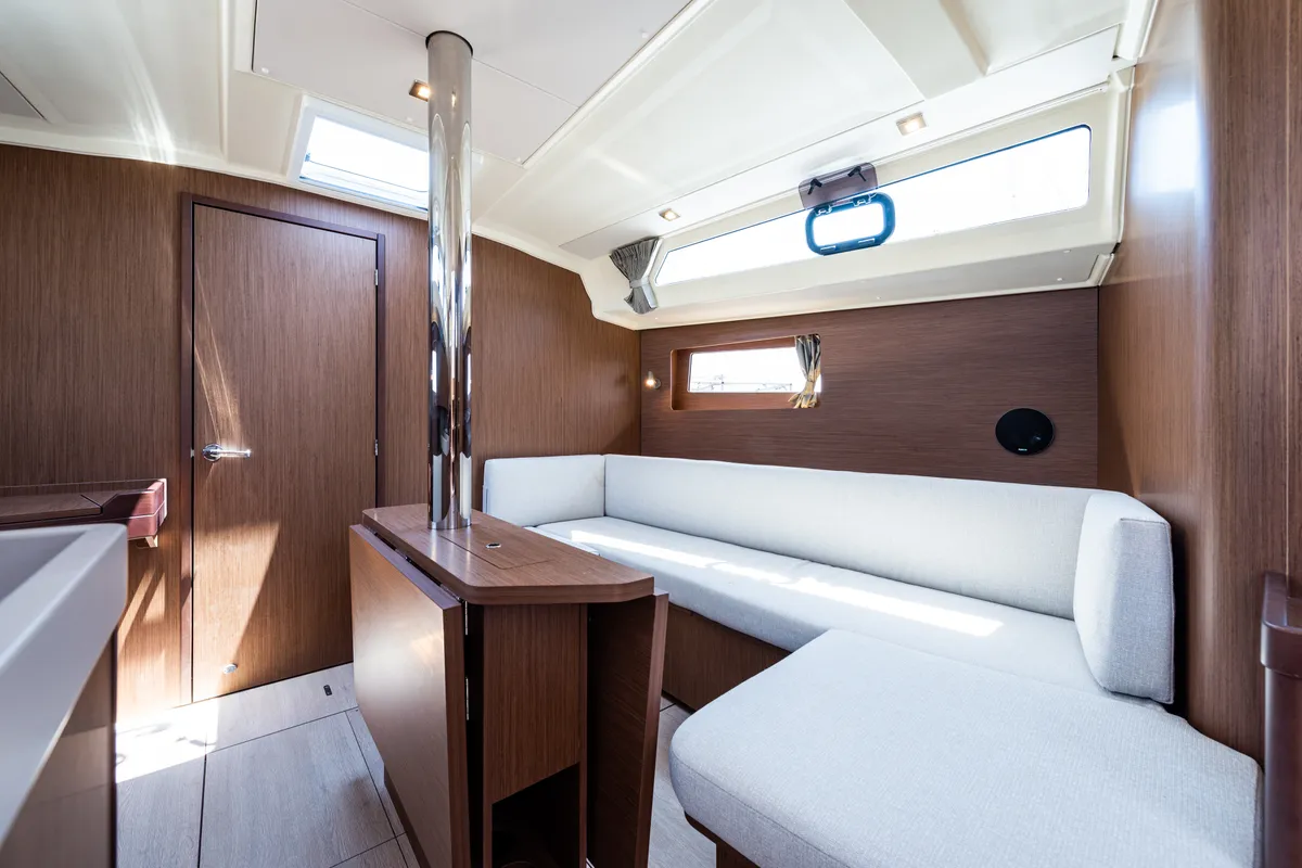 Salon of Argyroula, a Beneteau Oceanis 41.1 sailboat at Lefkada, Greece