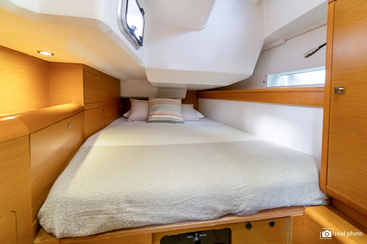 Cabin on Idra, a Jeanneau Sun Odyssey 469 sailboat at Puntone di Scarlino, Italy